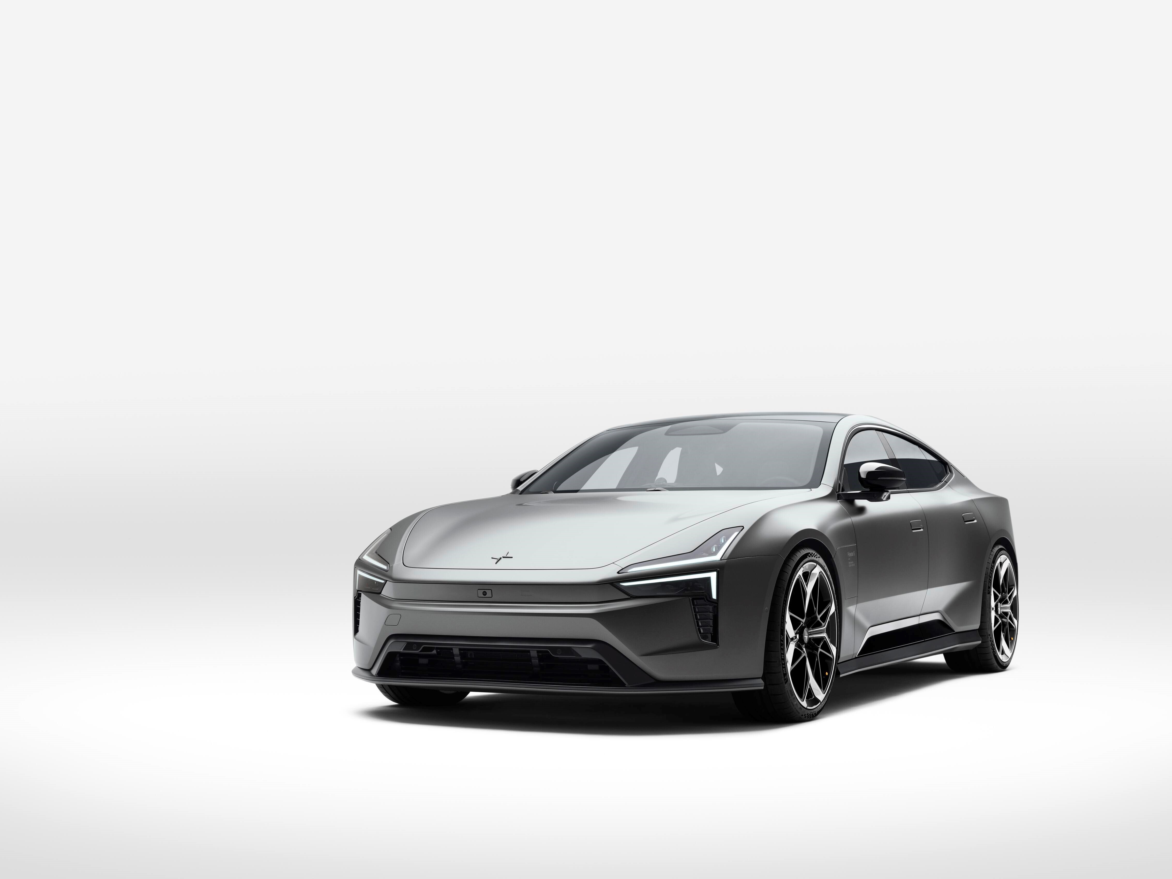 Polestar 5 sett skrått fra siden foran i et hvitt studio