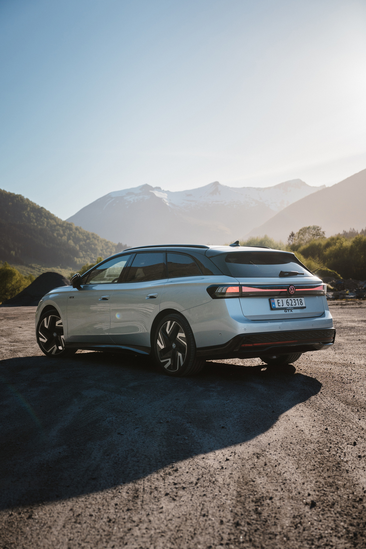 Volkswagen ID.7 sett skrått bakfra med majestetiske fjell i bakgrunnen