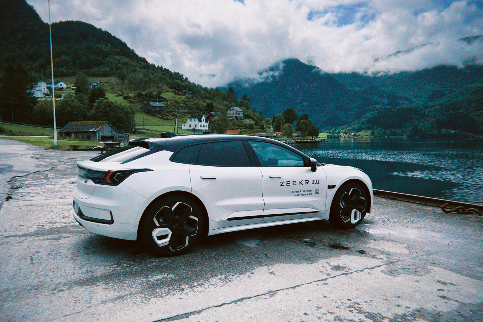Zeekr 001 parkert nede ved vannet i en typisk norsk fjord