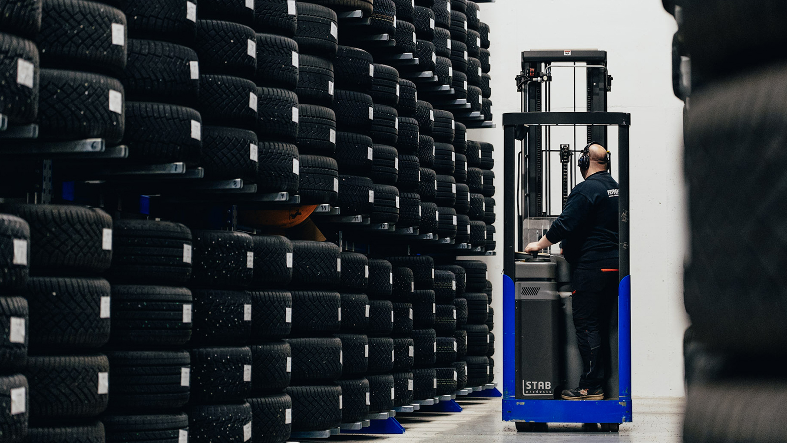 Dekklager Ålesund. Mann med truck. Hjulskift-lørdag.