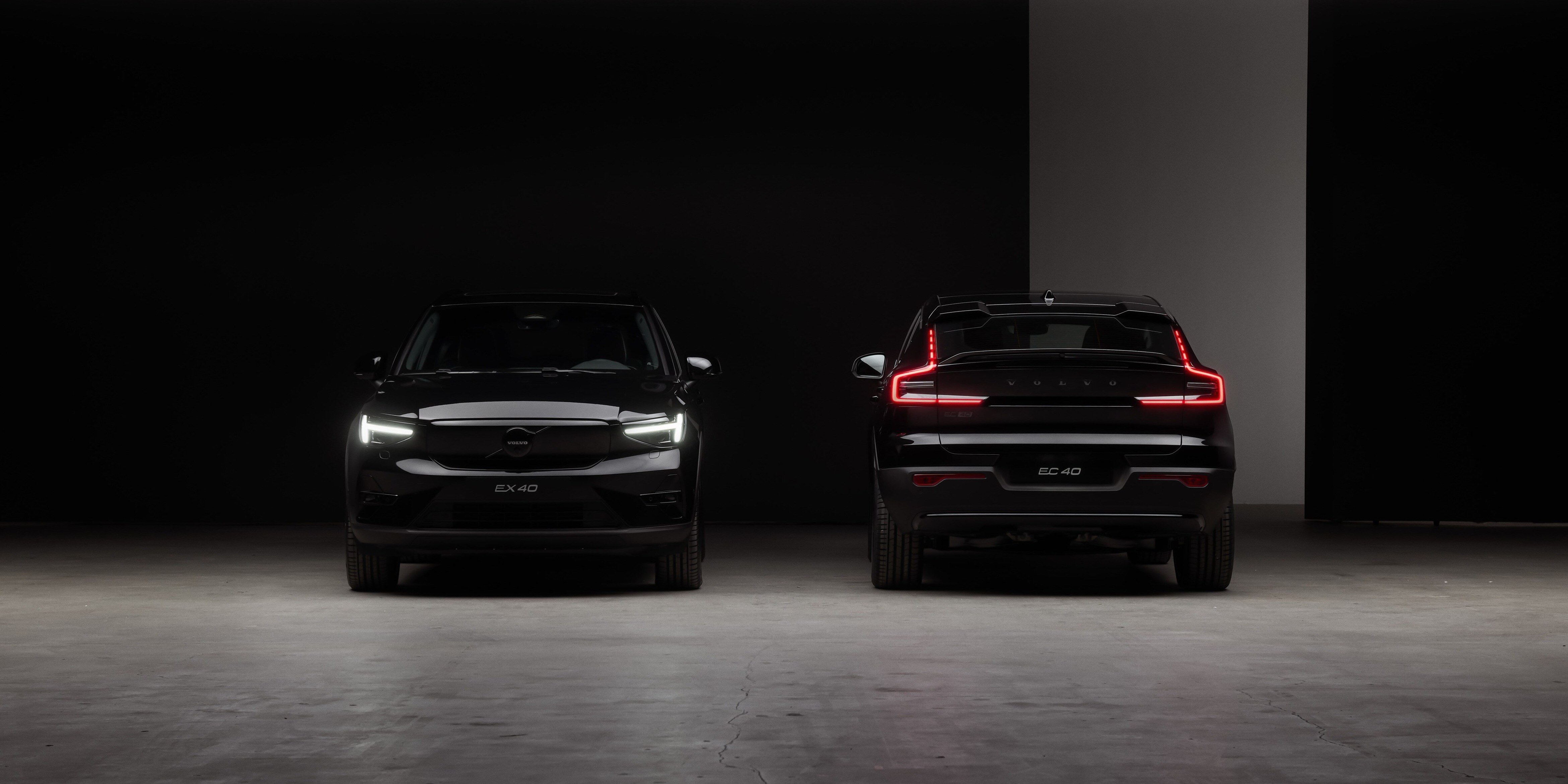 To sorte volvo parkert i et parkeringshus. Det er markt og de mørke detaljene fanger blikket.