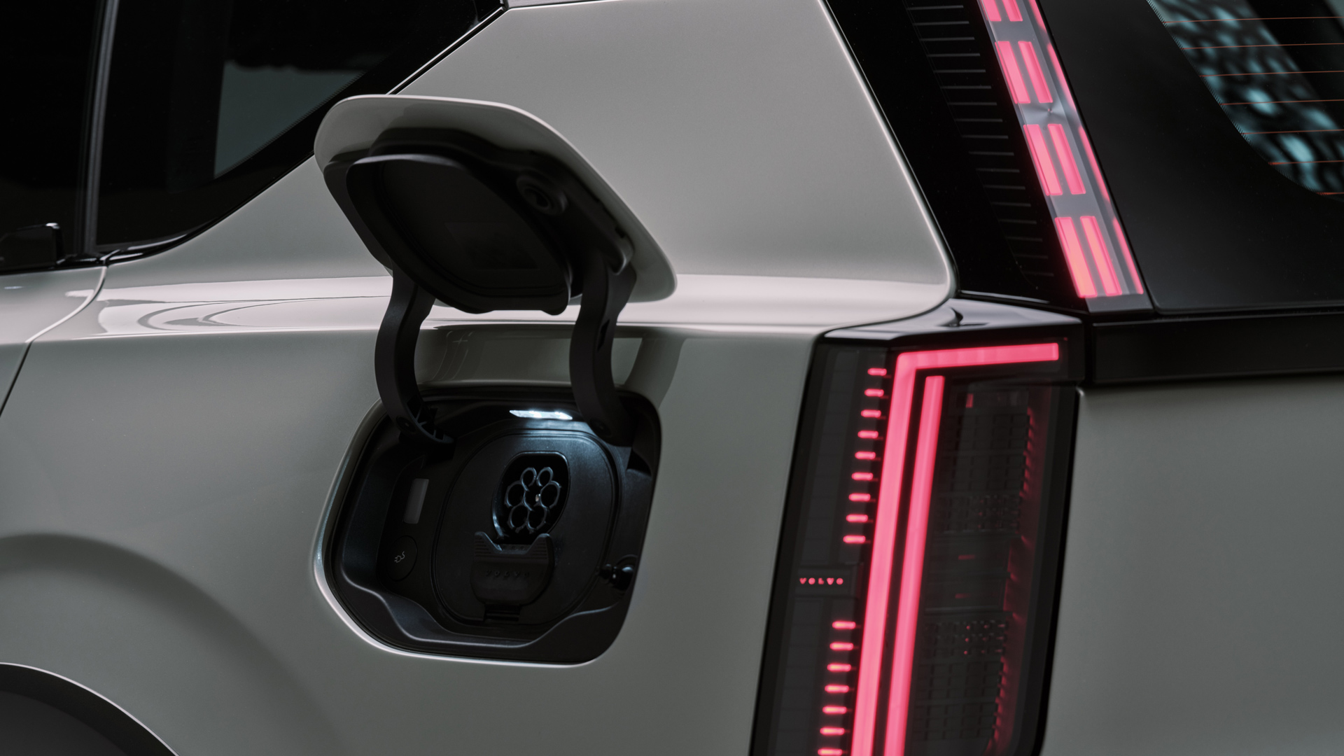 Bilde av ladeluken på en Volvo EX60