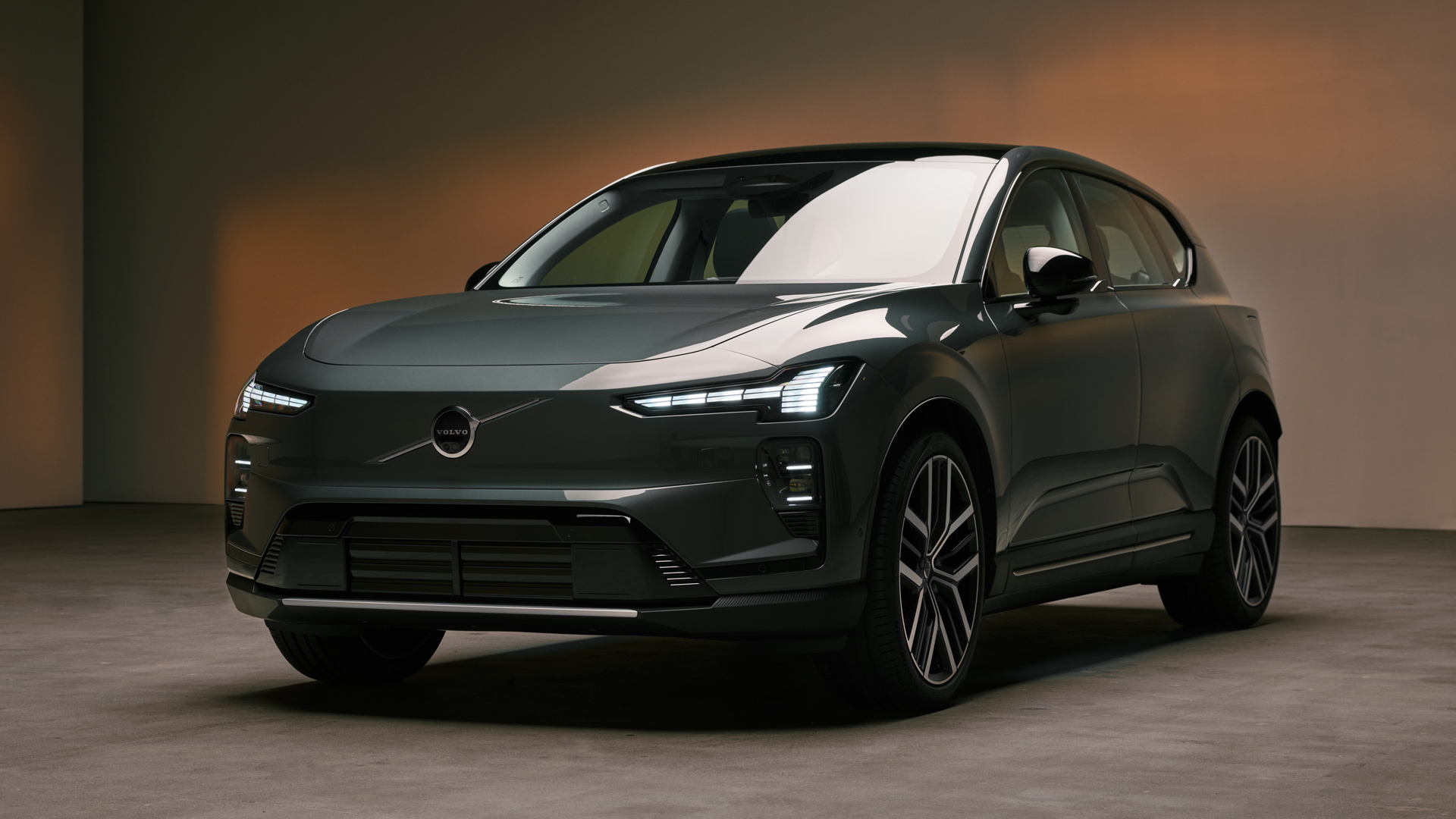 Volvo EX60 stående i et studio