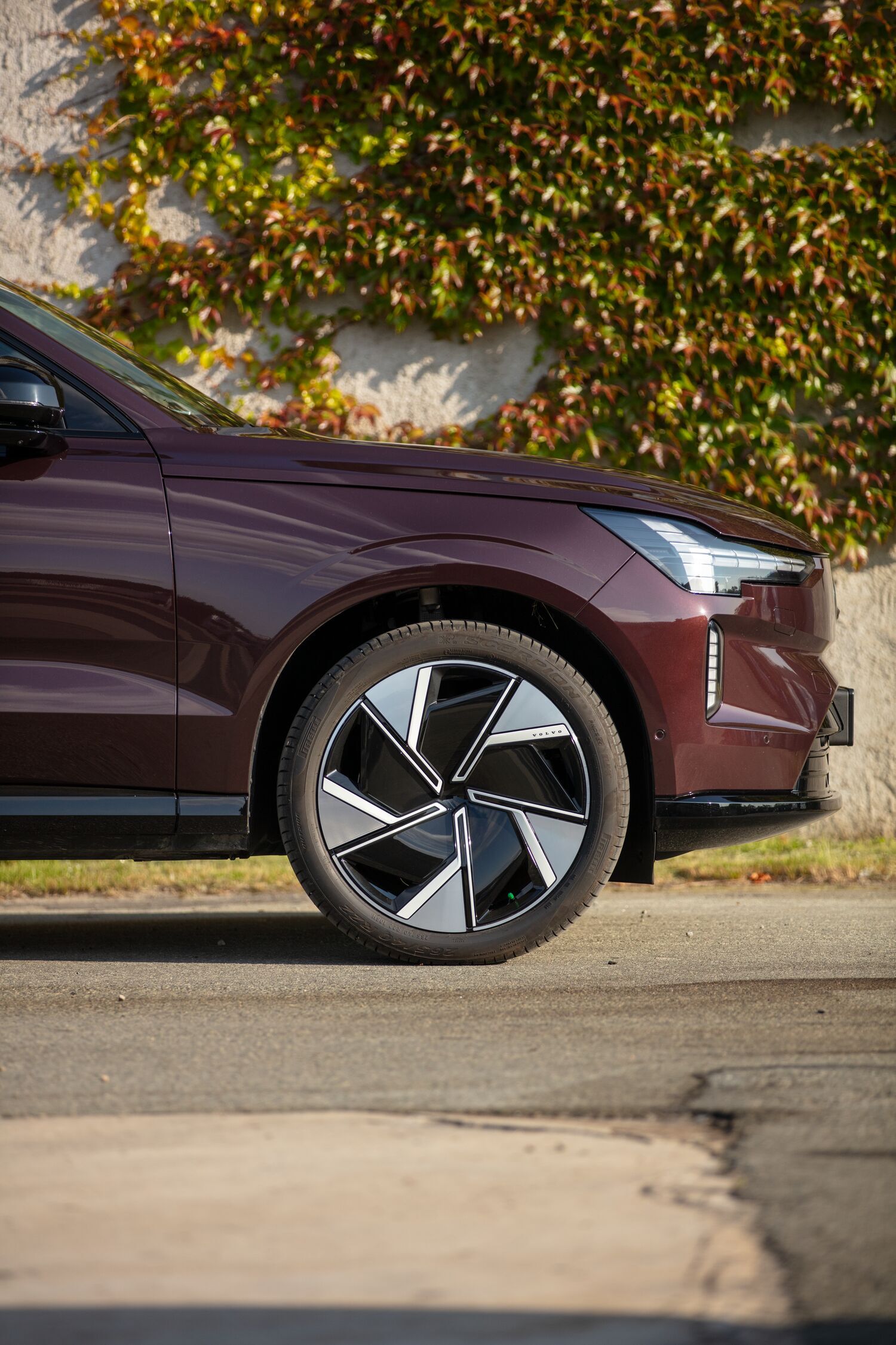 Nærbilde av en Volvo EX90 sett fra siden, fokus på hjul og lykter