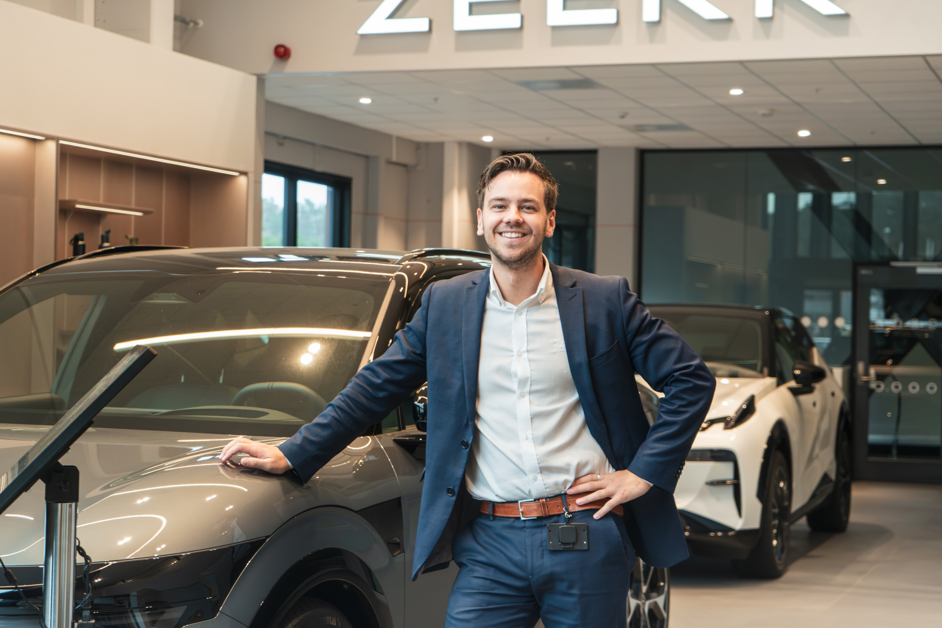 En smilende bilselger hos Zeekr Bergen