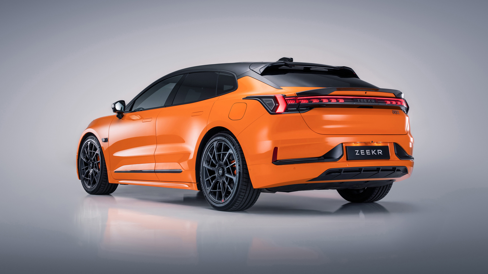 Zeekr 001 Sport Edition i oransje sett skrått bakfra