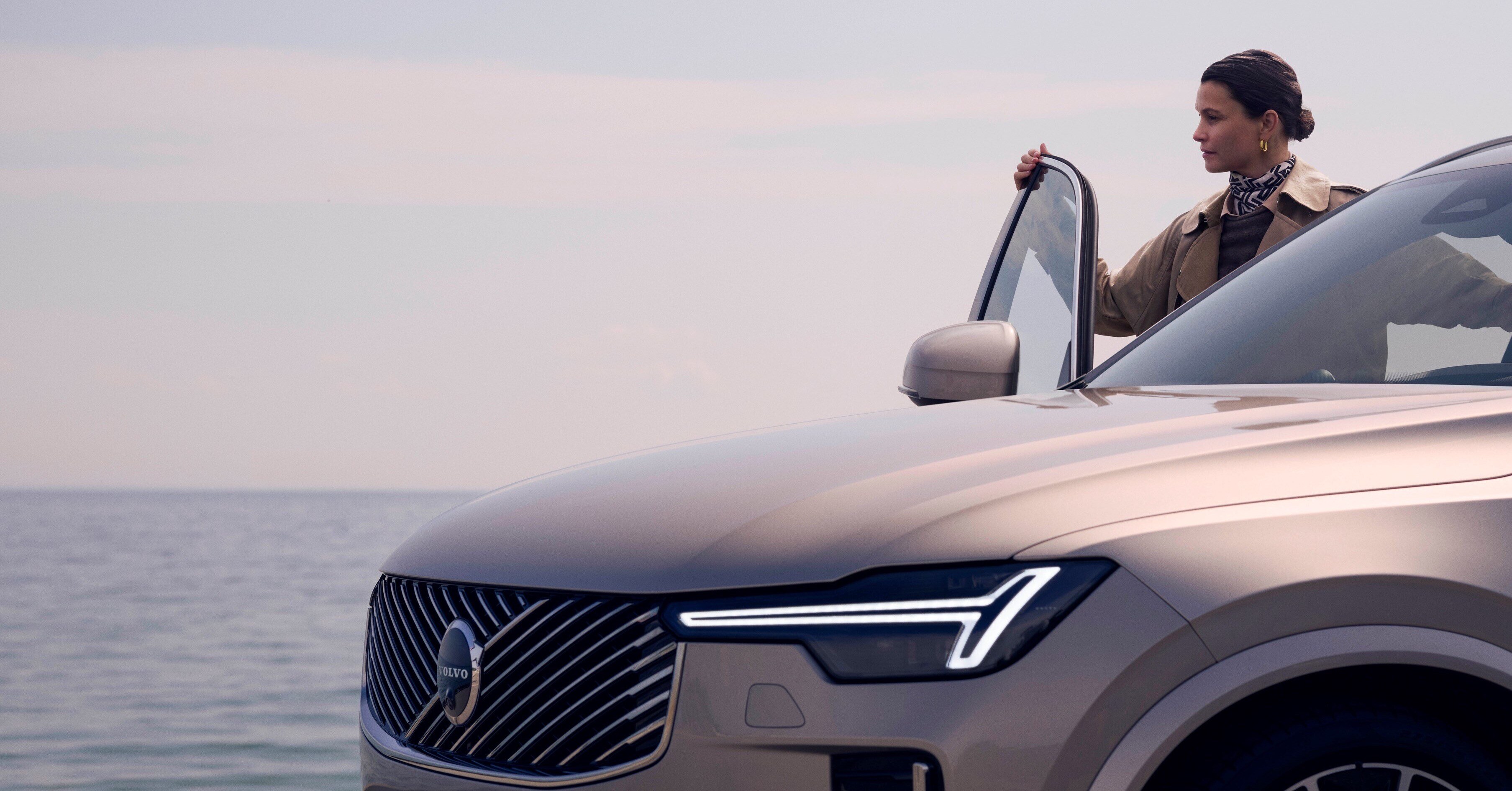 Kvinne bak en Volvo som nyheter en utsikt og benytter seg av Volvo on Call uten bekymringer. 