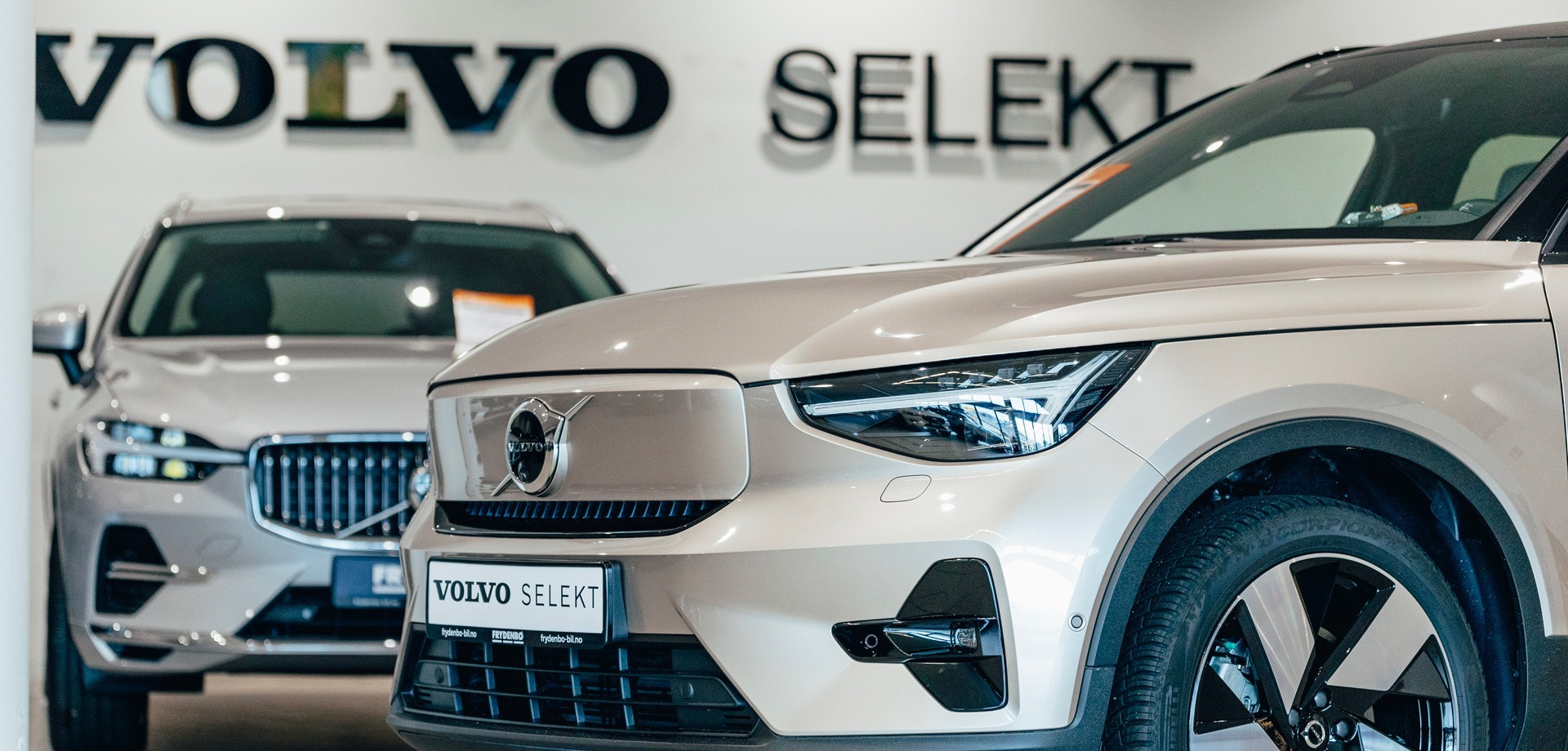 Flere brukte Volvo modeller står utstilt foran et Volvo Selekt skilt i bakgrunnen. 