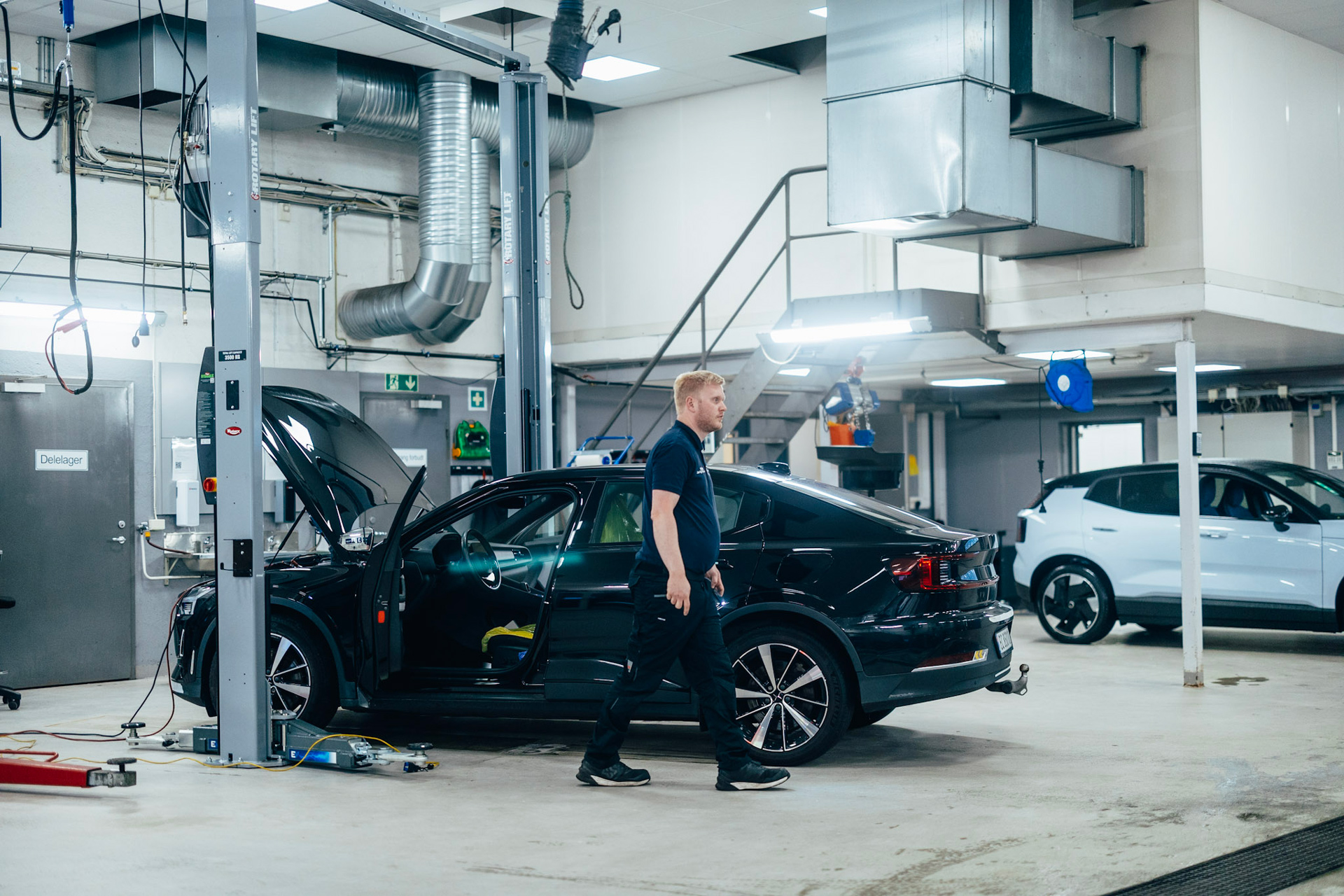 En Polestar 2 står på verkstedet hos Frydenbø Bil Kjøkkelvik