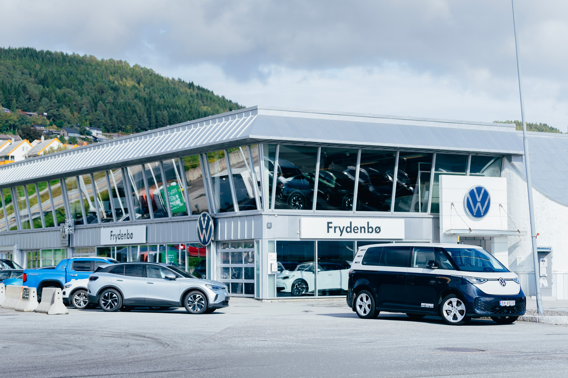 Fasaden til Frydenbø Bil Molde, med flere Volkswagen modeller parkert utenfor