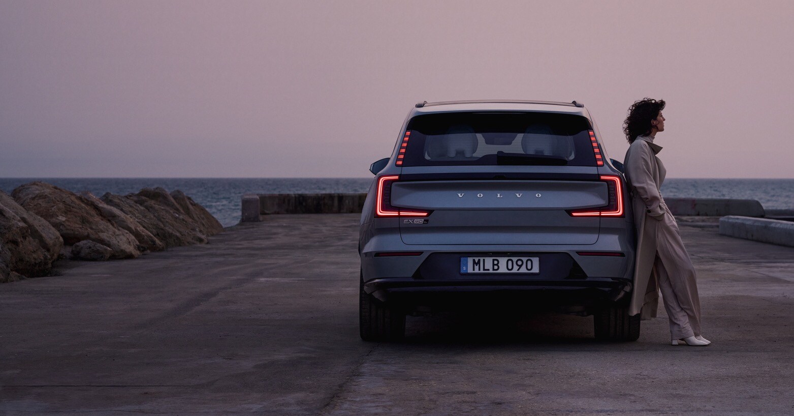 Volvo_Frydenbø_Bil_Firmabil_EX90_kvinne_solnedgang