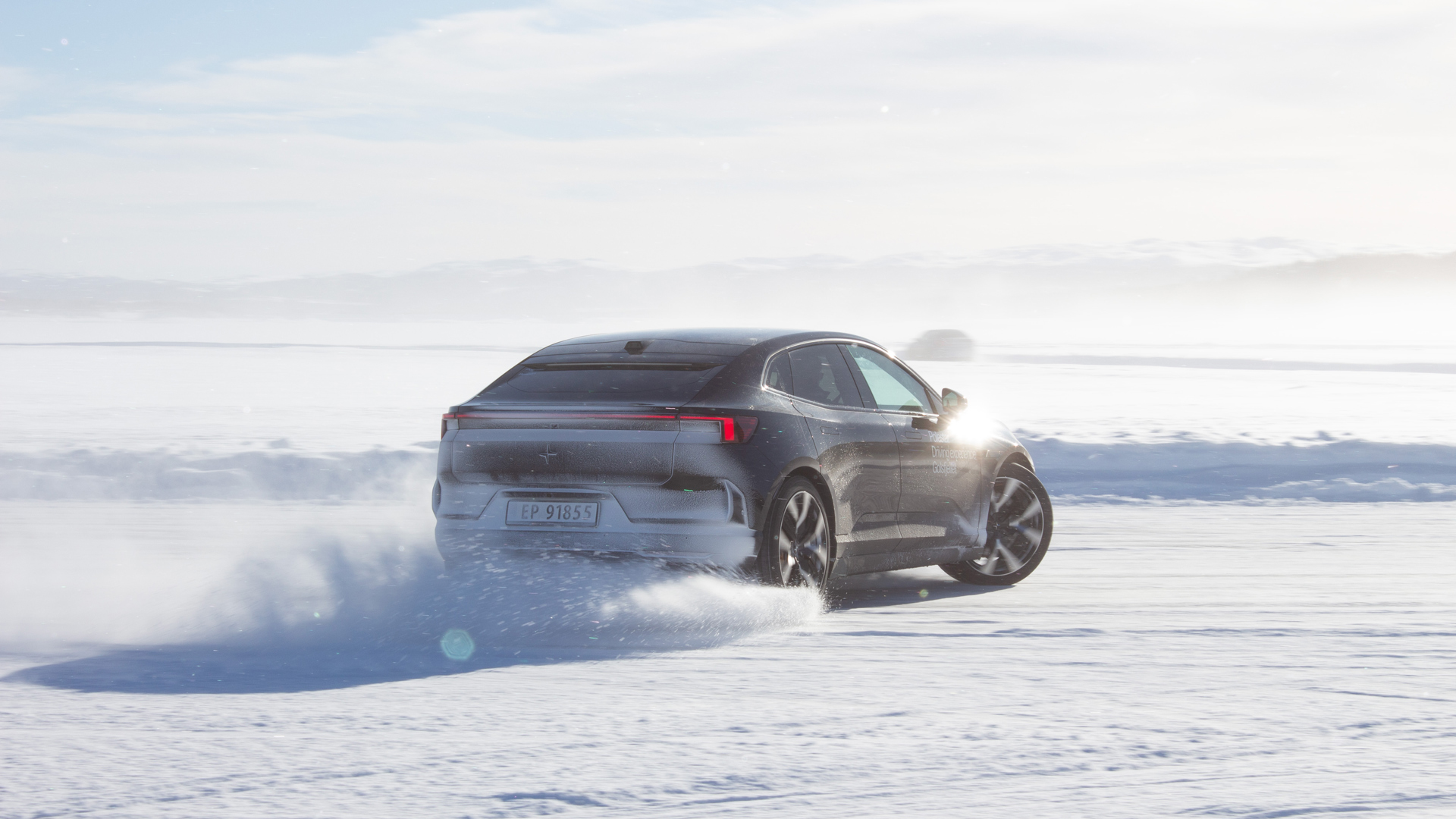 En Polestar 4 drifter rundt en sving på Gol og isbanekjøring på Tisleifjorden