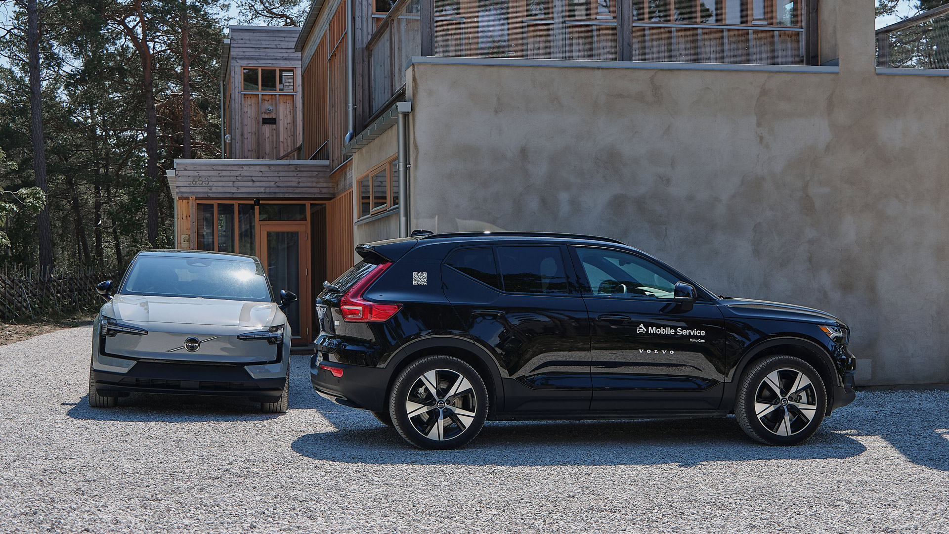 En Volvo fra Mobile service parkert i innkjørselen til en kunde