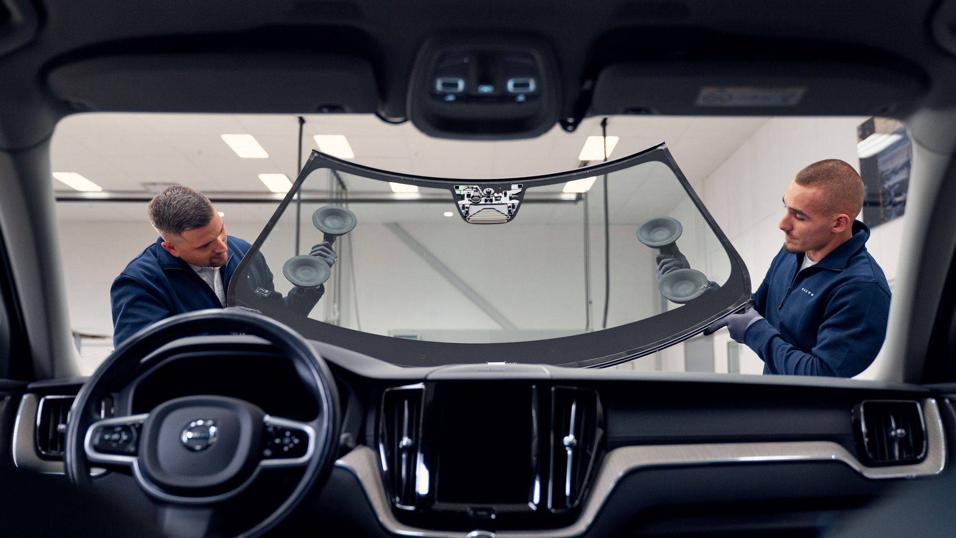 Bytte av frontrute i en Volvo sett innenfra